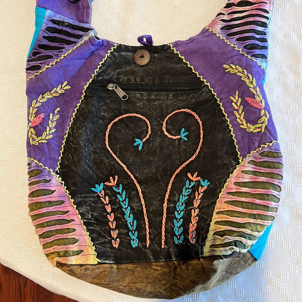 EMBROIDERED CROSSBODY HIPPIE BAG